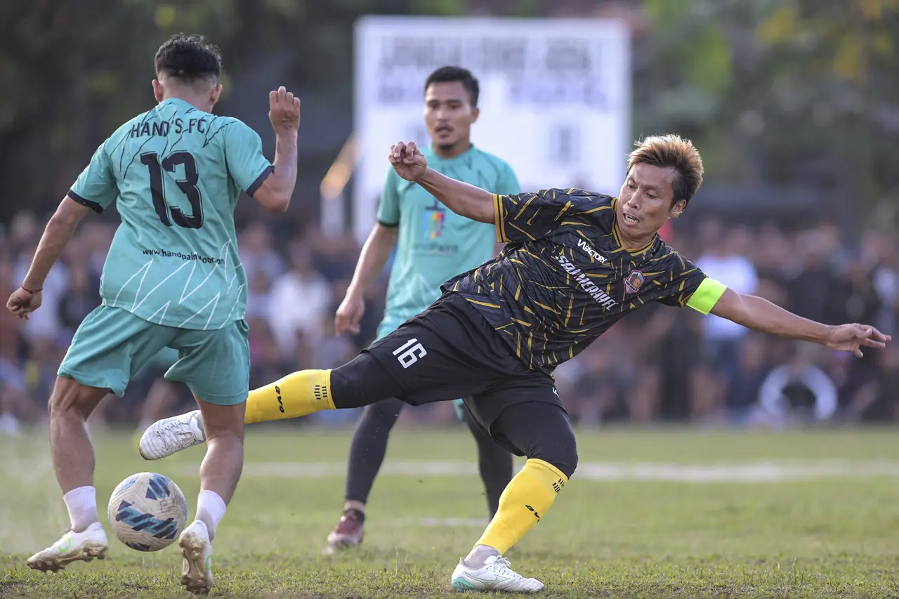 Aksi Pesepak Bola Liga...