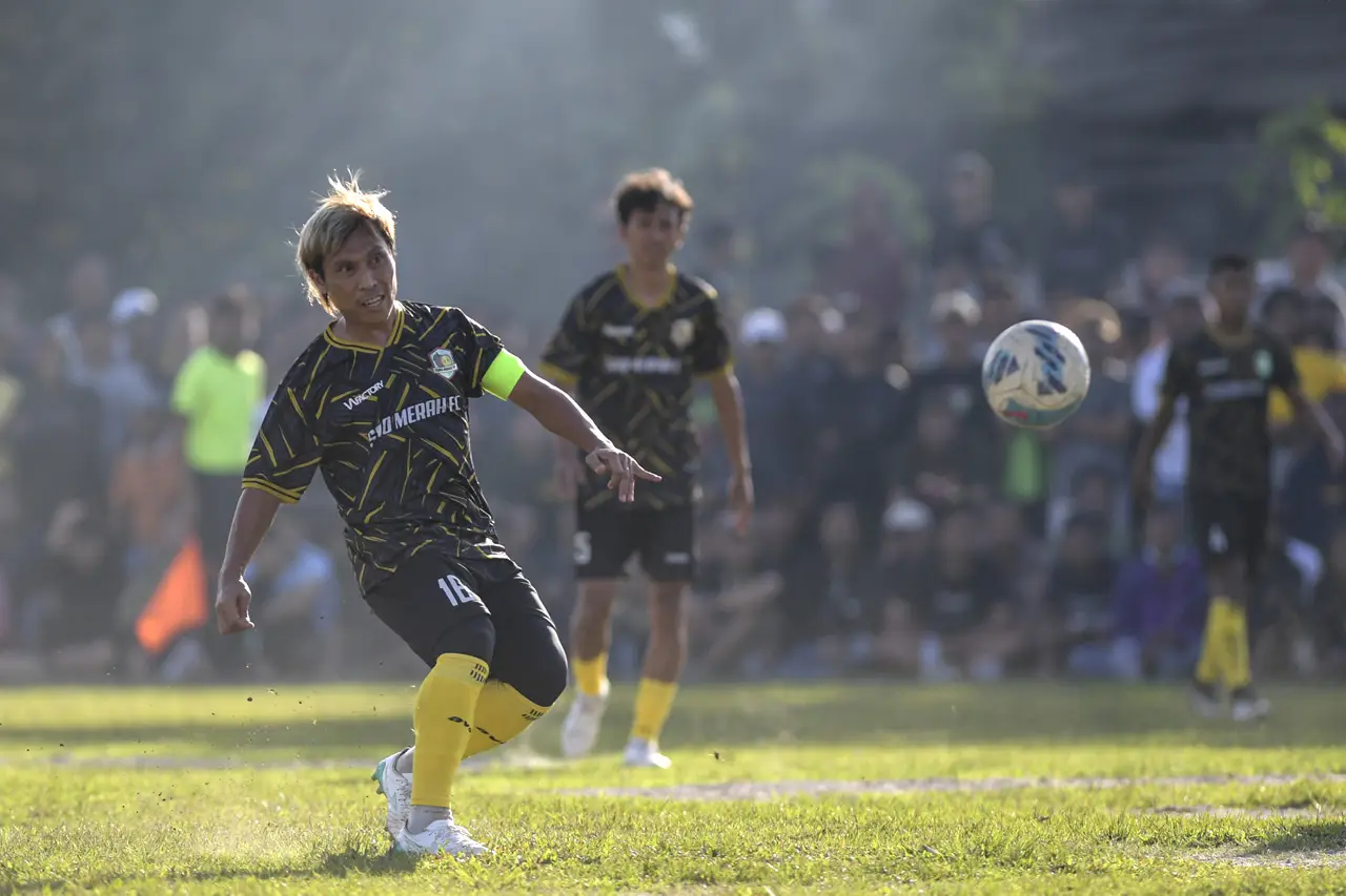 Aksi Pesepak Bola Liga...