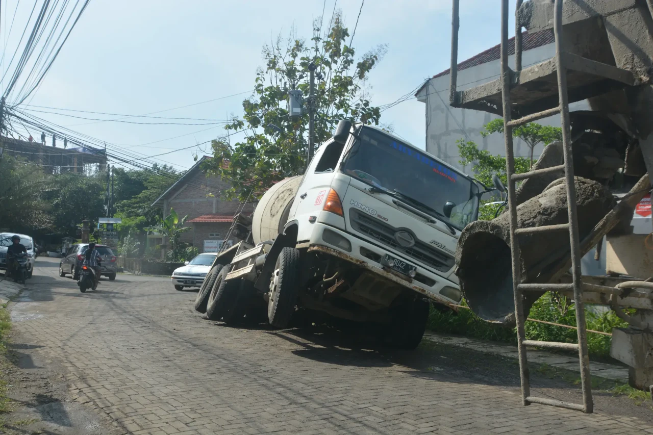 Truk Molen Terguling...