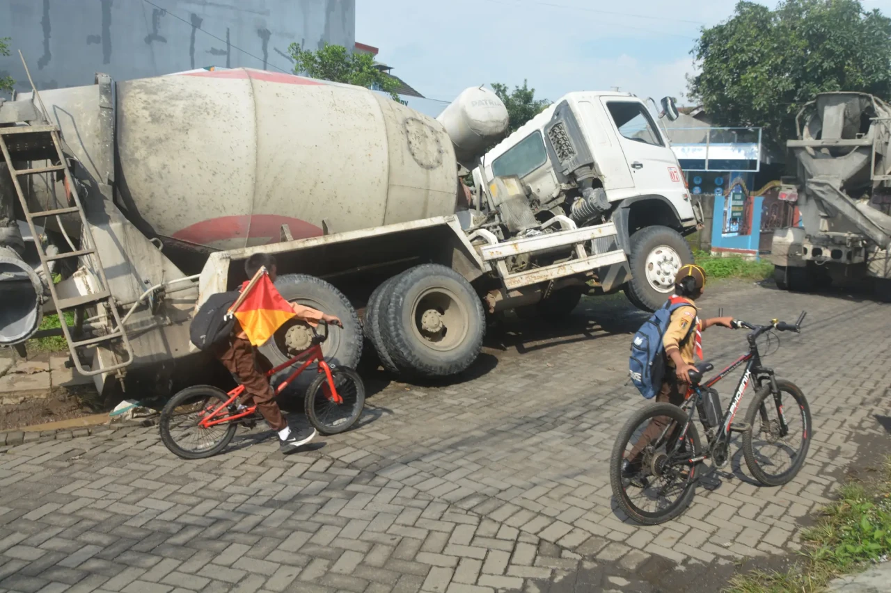 Truk Molen Terguling...