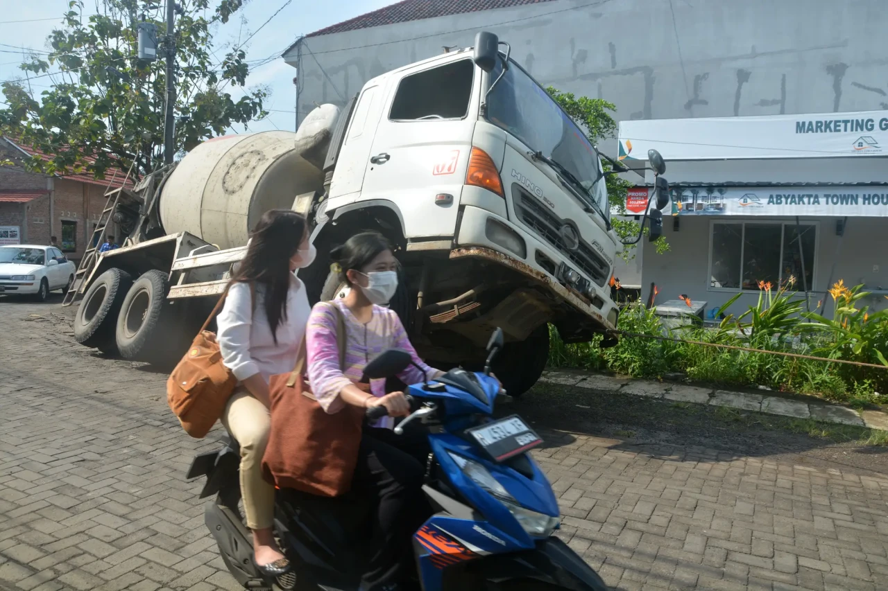 Truk Molen Terguling...