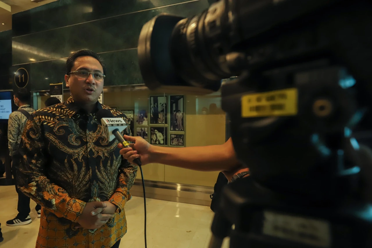 Komut MNC Asia Holding...