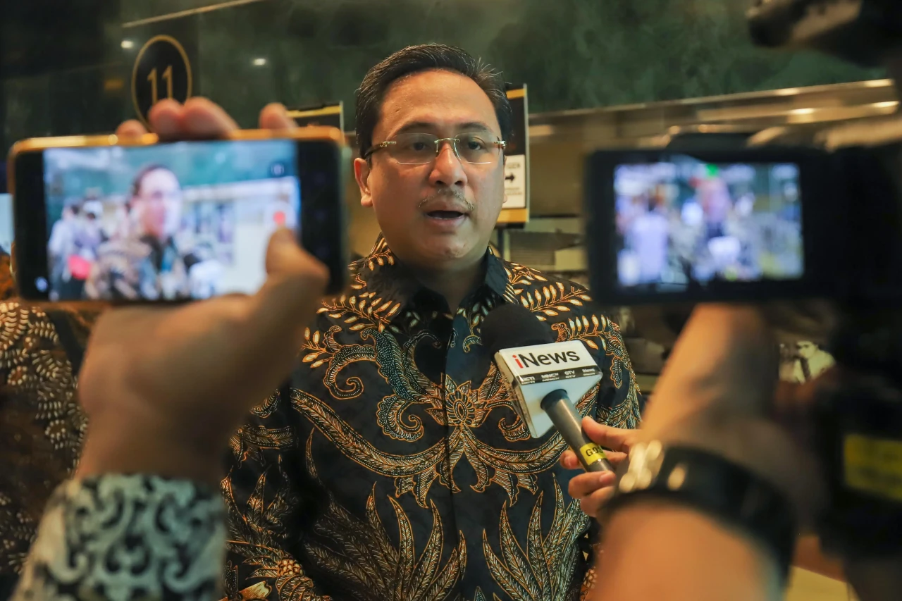 Komut MNC Asia Holding...