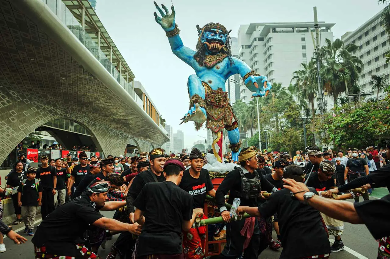 Pawai Ogoh-Ogoh Sambut...