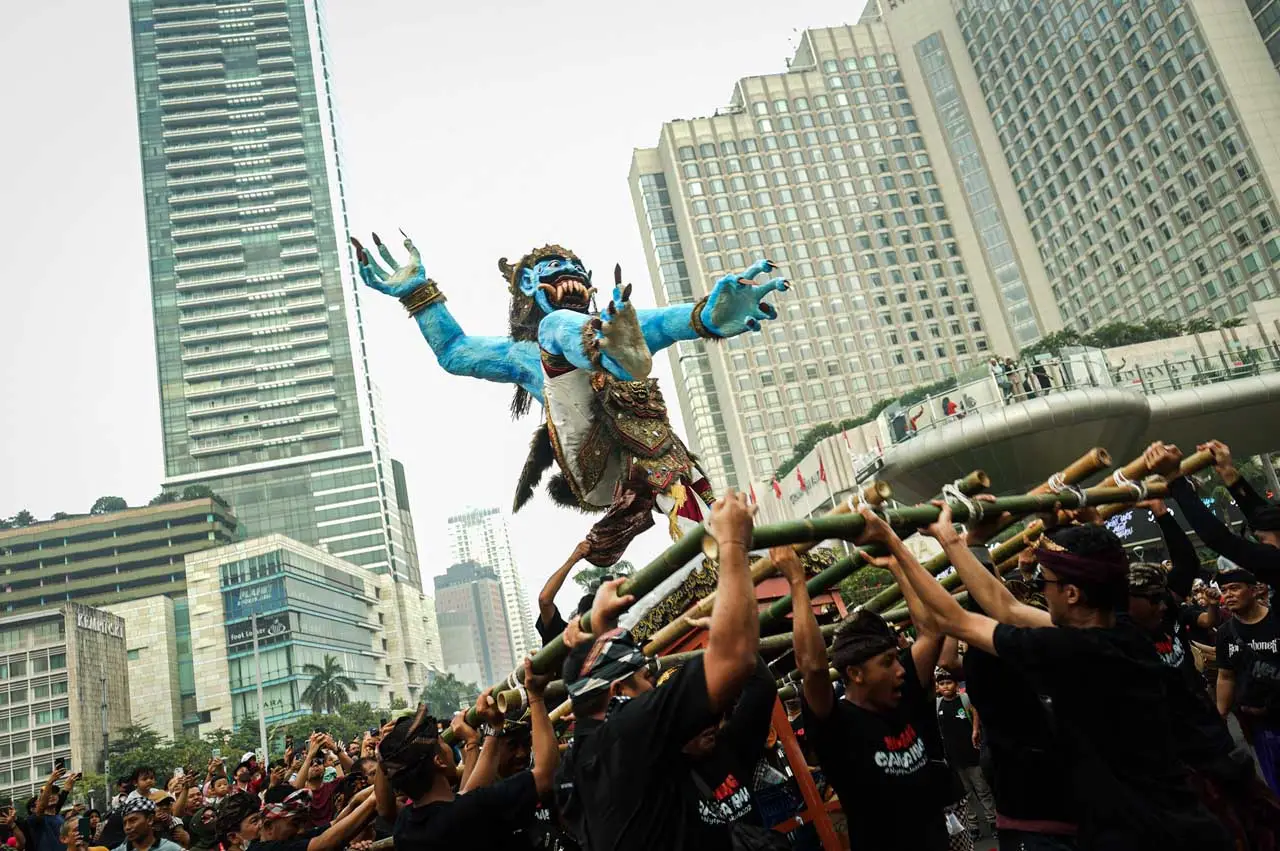 Pawai Ogoh-Ogoh Sambut...