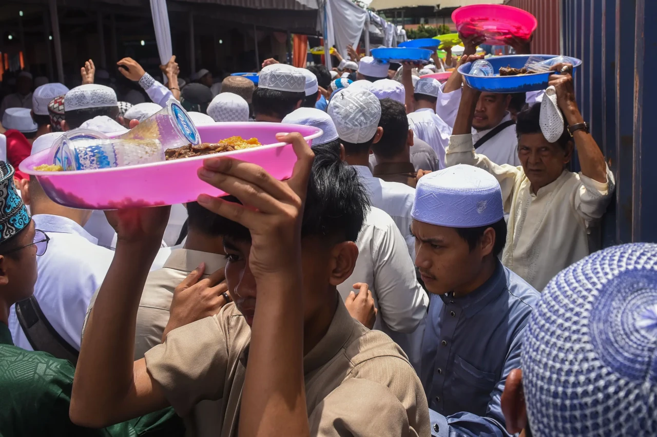Menyantap Nasi Minyak...