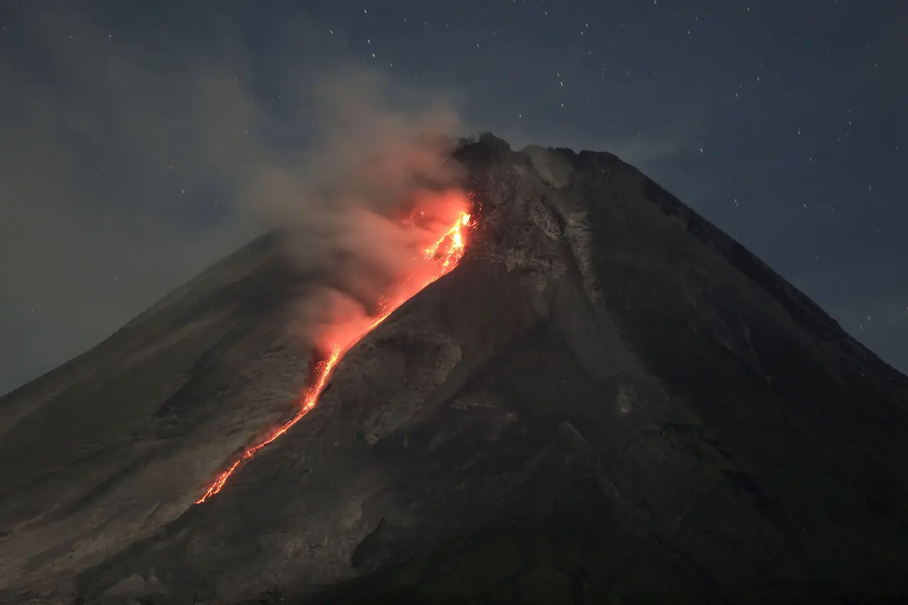 Penampakan Lava Pijar...