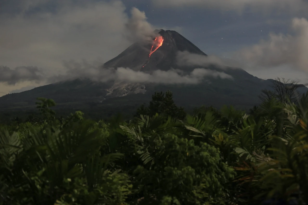 Penampakan Lava Pijar...