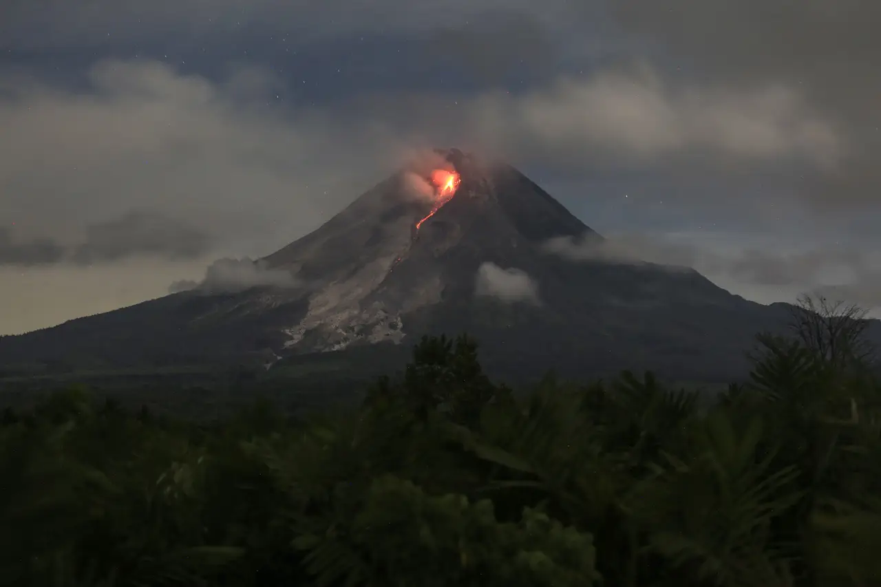 Penampakan Lava Pijar...