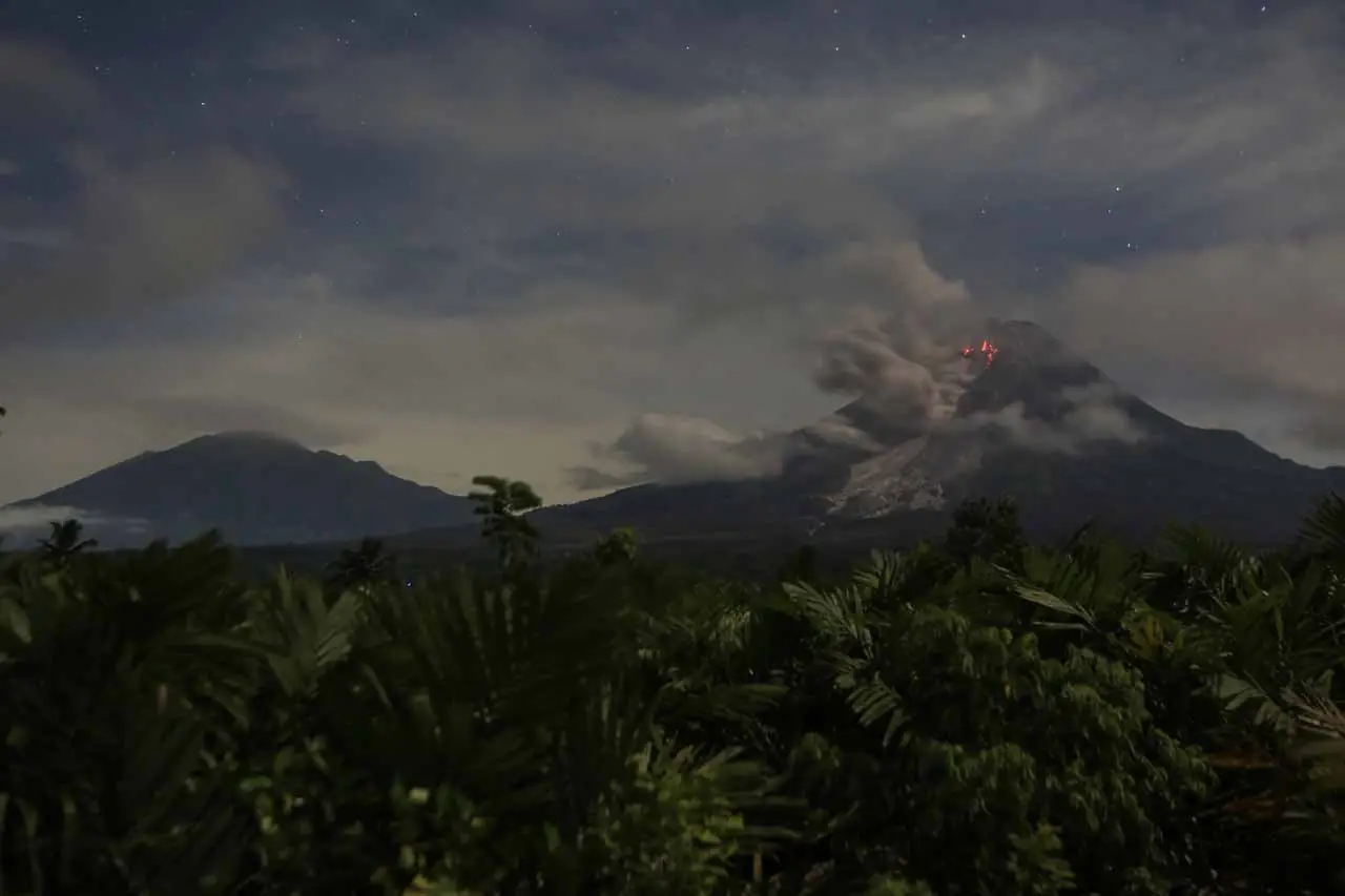 Penampakan Lava Pijar...