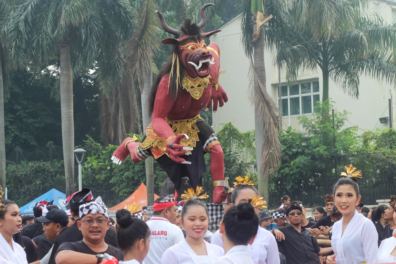 Pawai Ogoh-Ogoh Sambut...