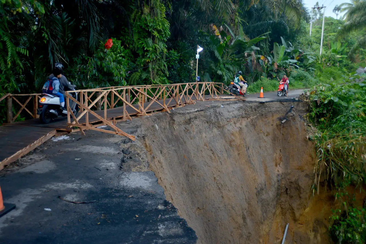 Jalan Longsor di Padang...