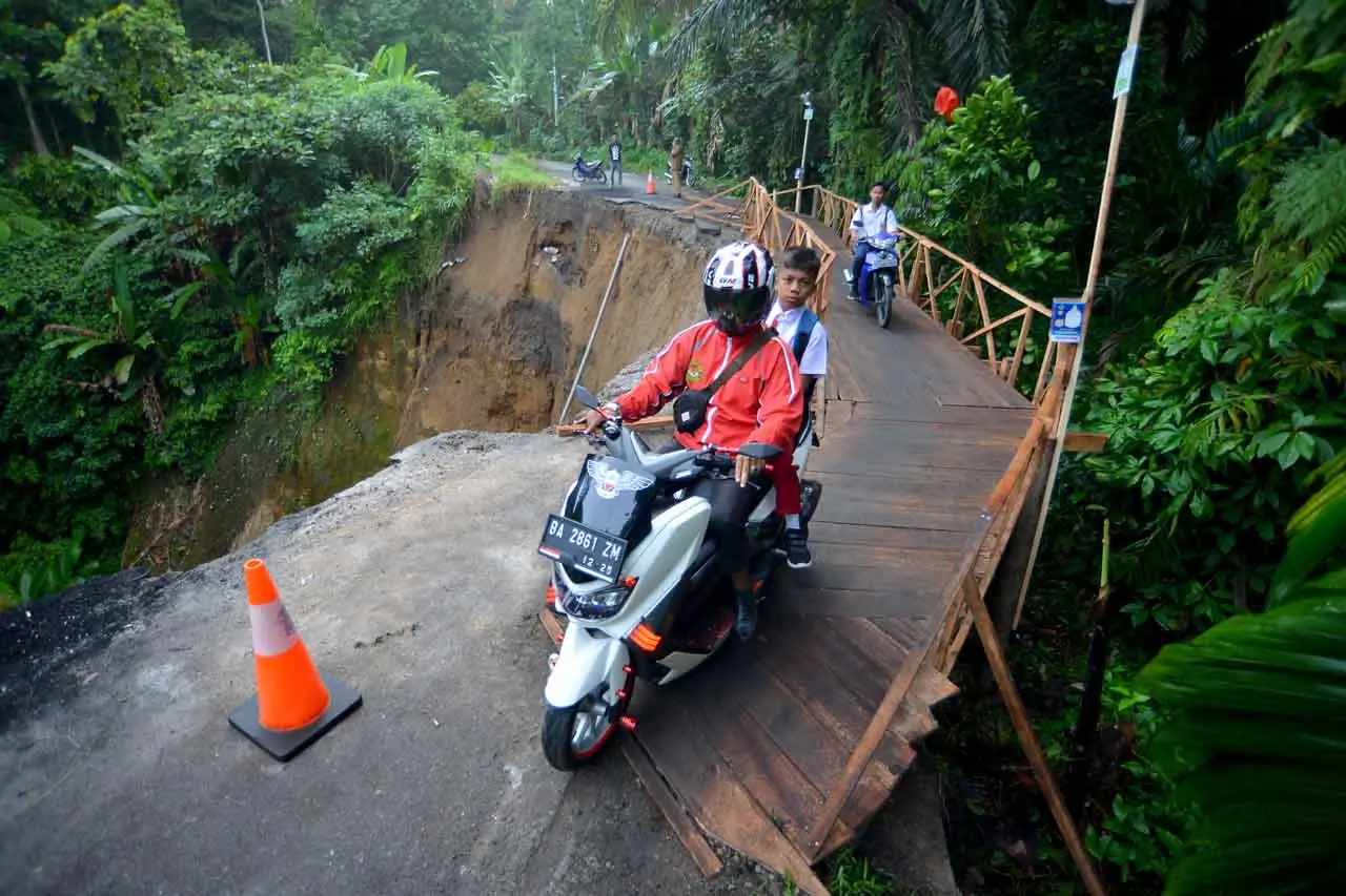 Jalan Longsor di Padang...