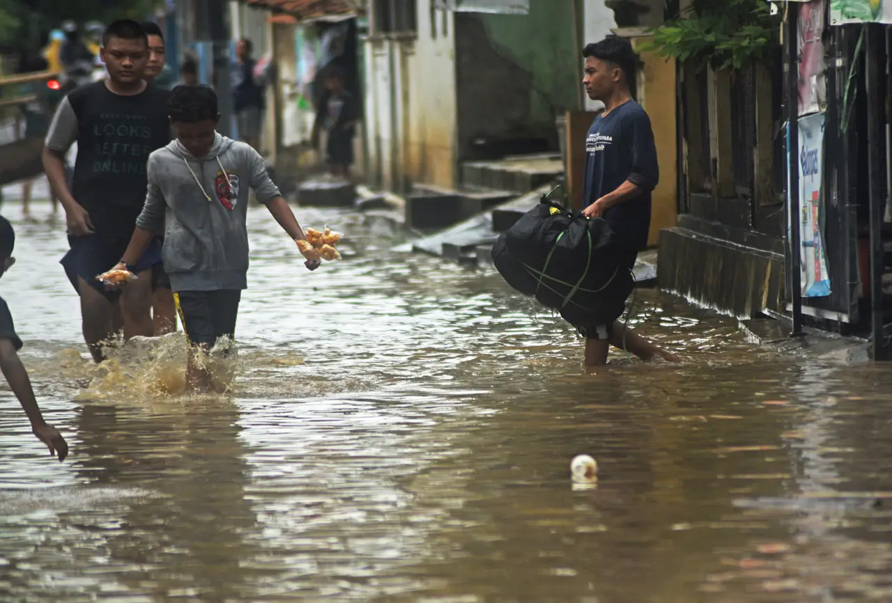 Banjir Rendam Perkampungan...