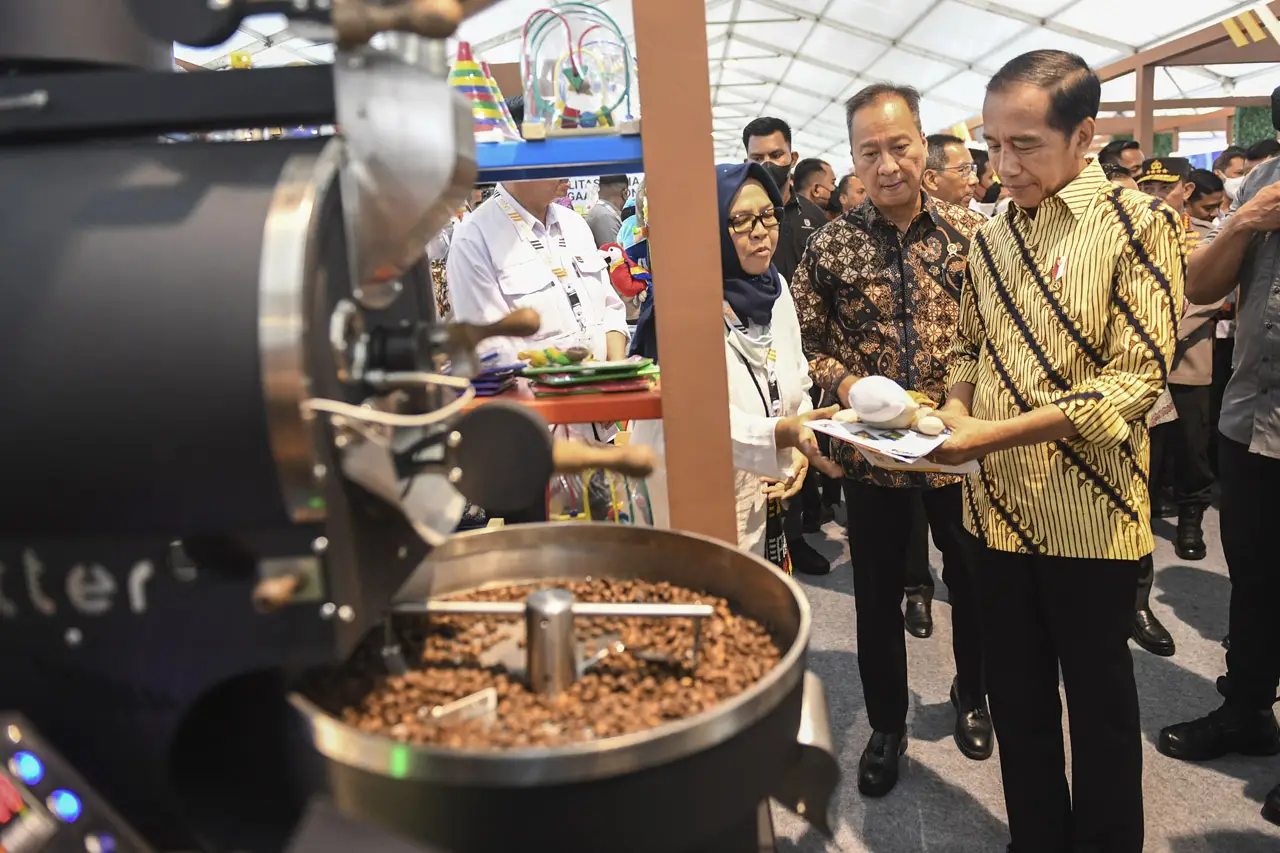 Jokowi Hadiri Pembukaan...