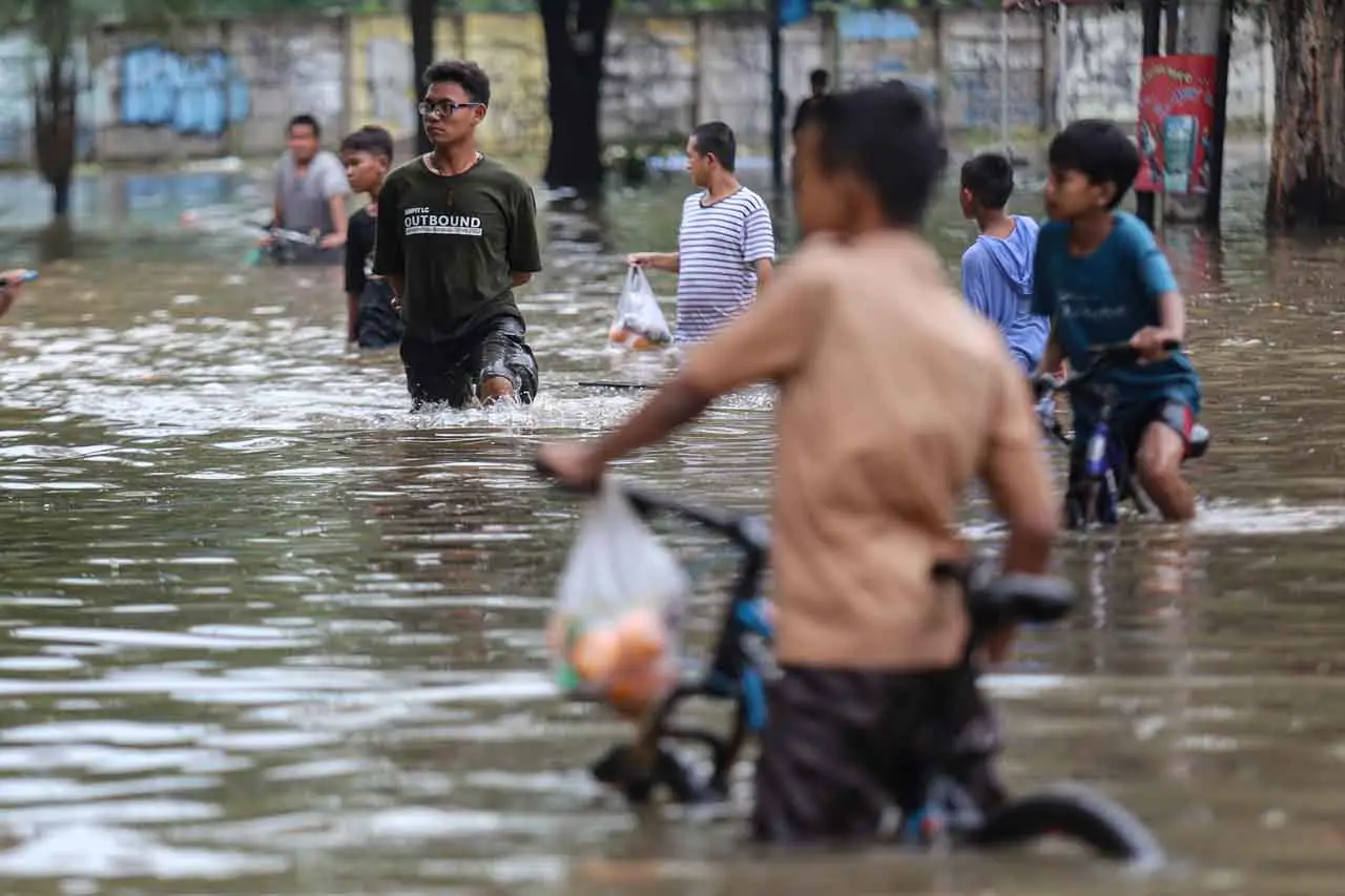 Banjir Setinggi 1,2...