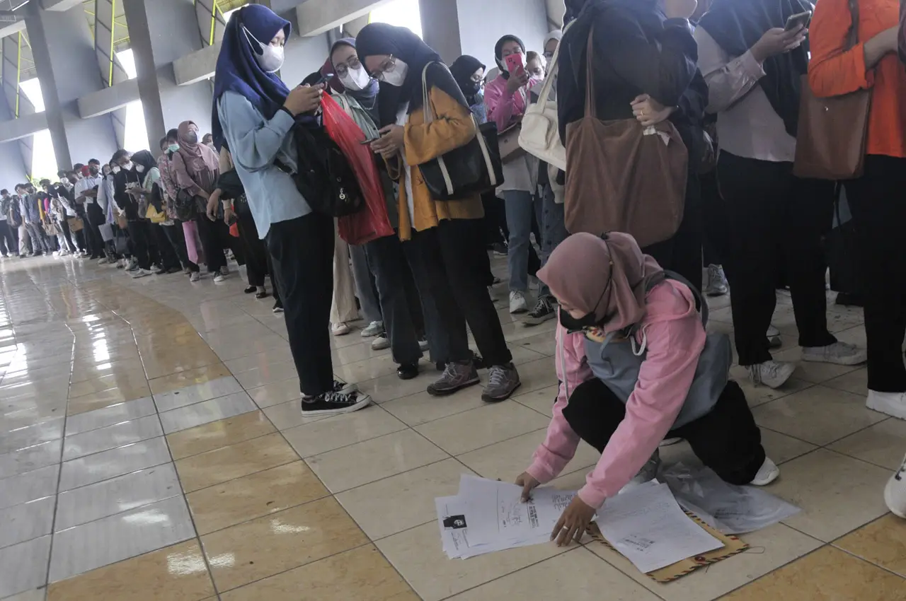 Ribuan Pencari Kerja...