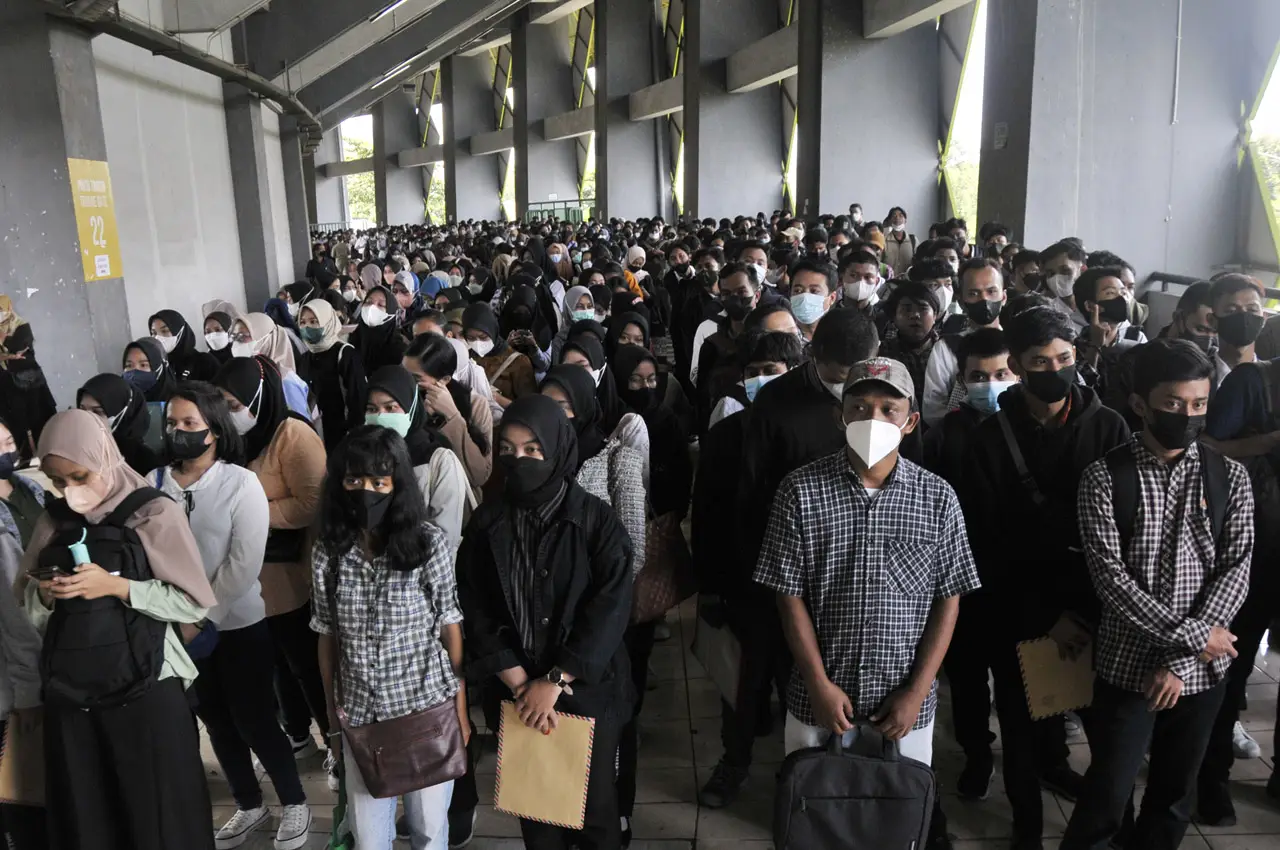 Ribuan Pencari Kerja...