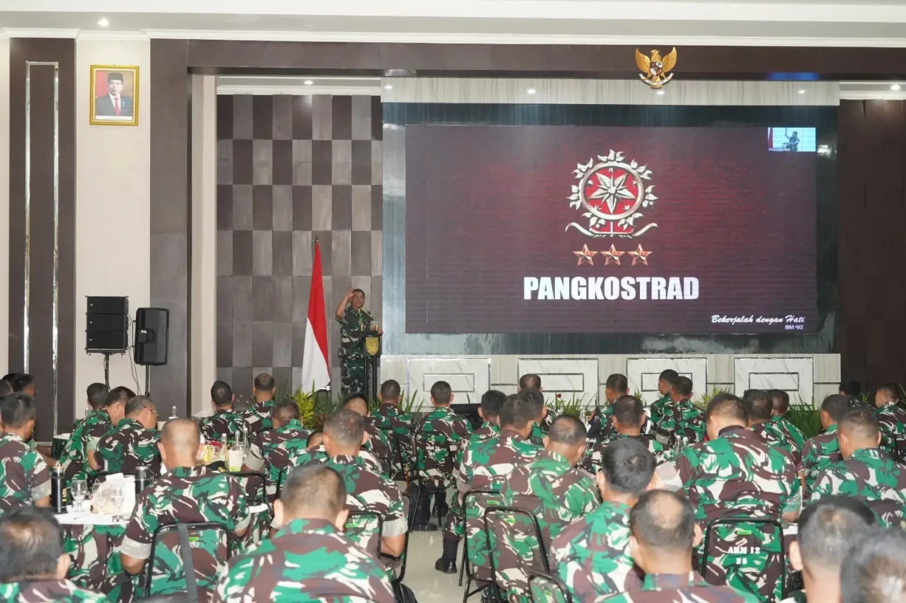 Pangkostrad Pimpin Rapim...