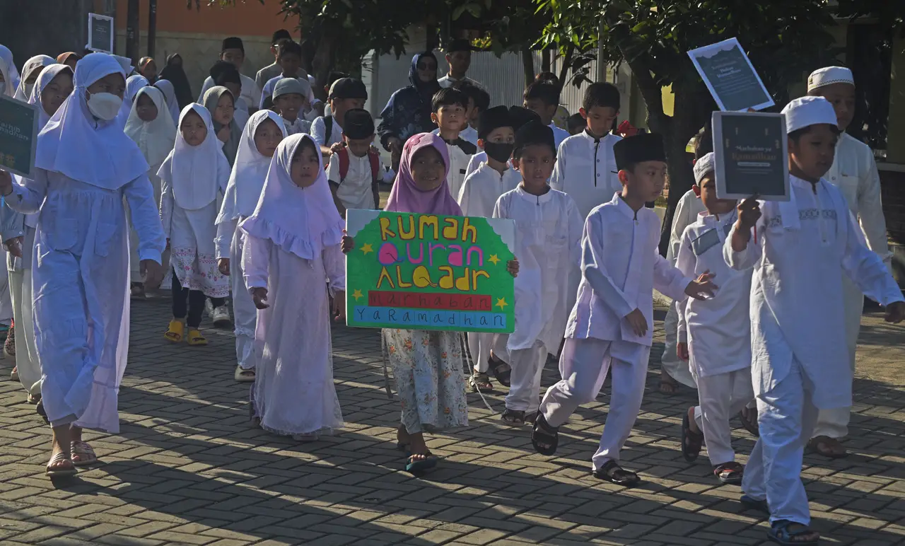 Pawai Santri Sambut...