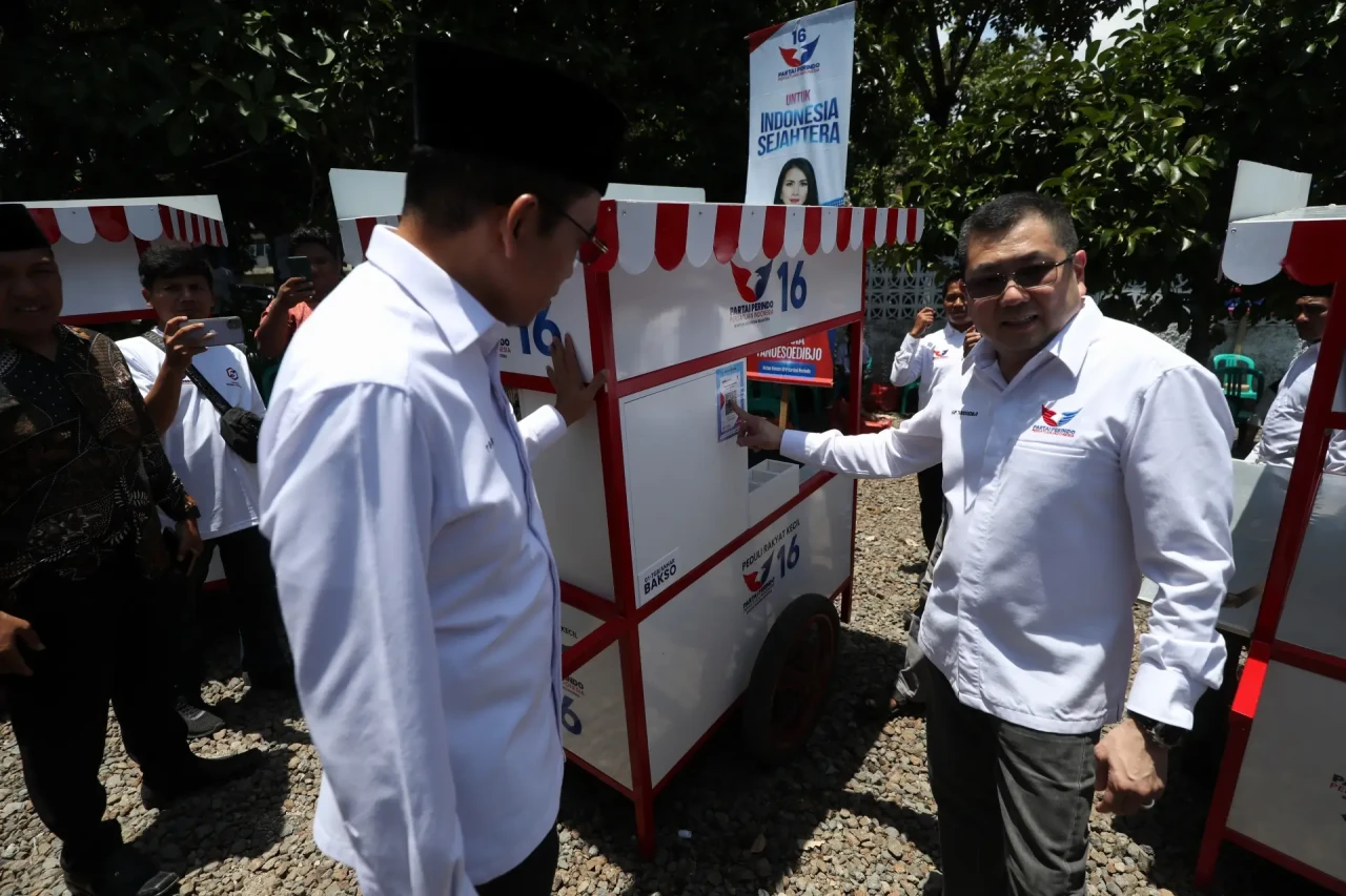 HT Tinjau Penyerahan...