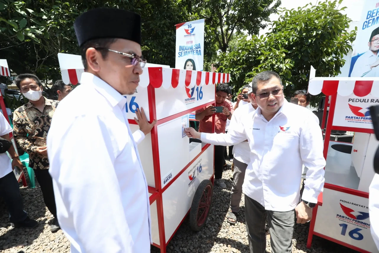 HT Tinjau Penyerahan...