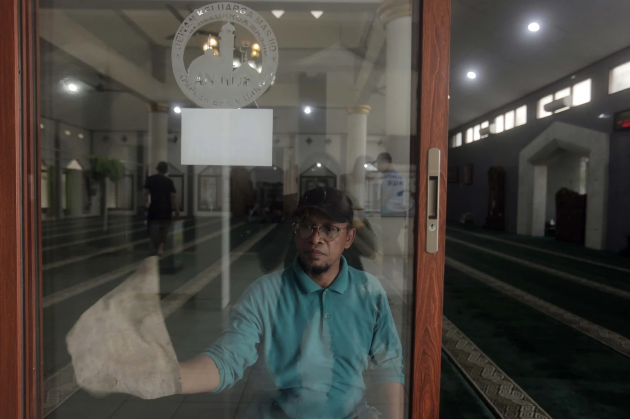 Aksi Bersih-bersih Masjid...