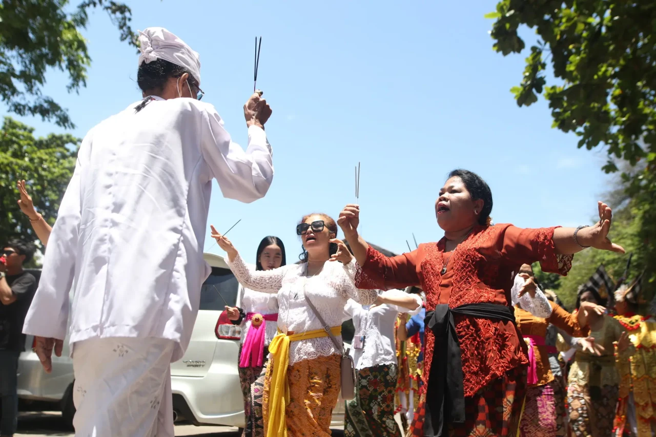 Upacara Melasti di Pantai...