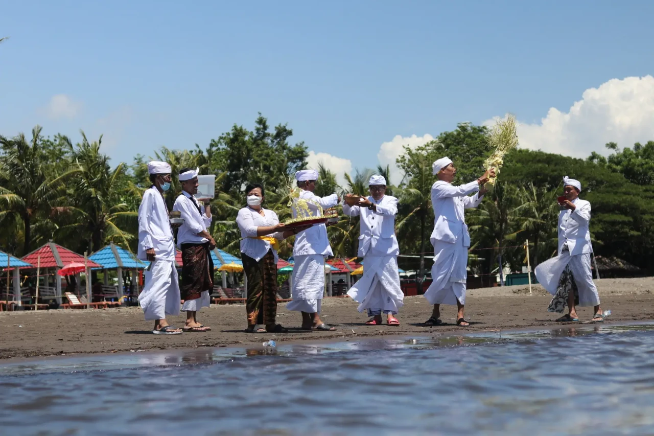 Upacara Melasti di Pantai...