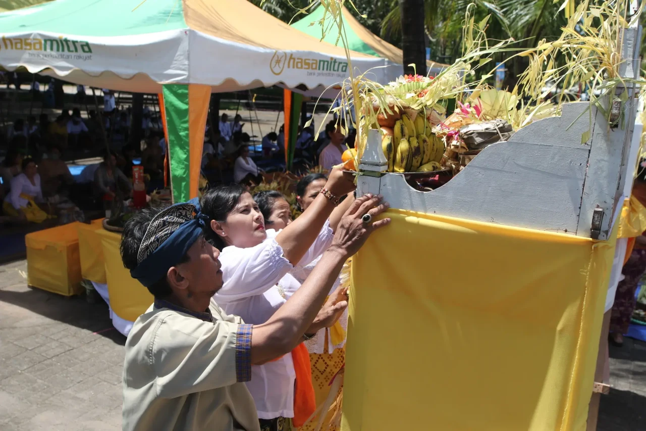 Upacara Melasti di Pantai...
