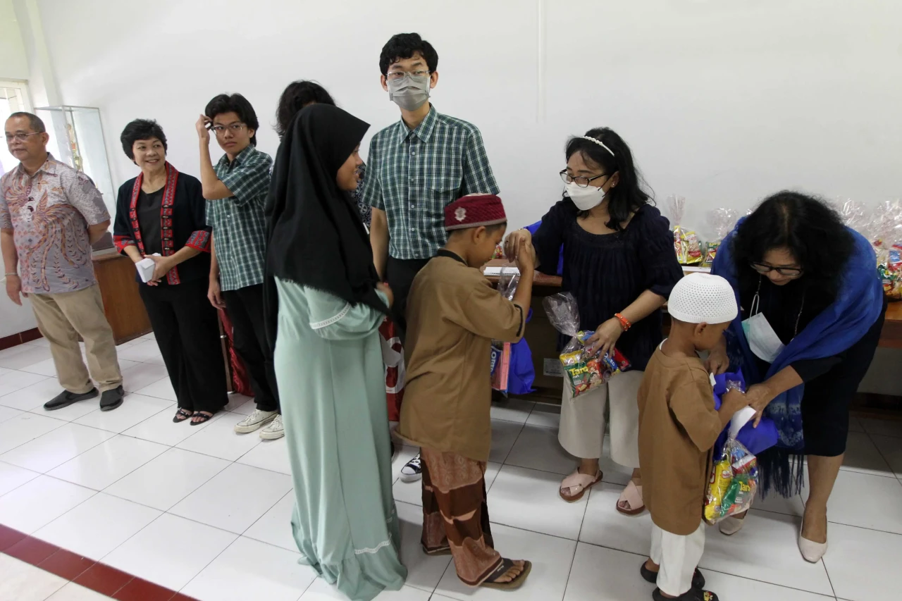 Berbagi Kasih dan Kebaikan...