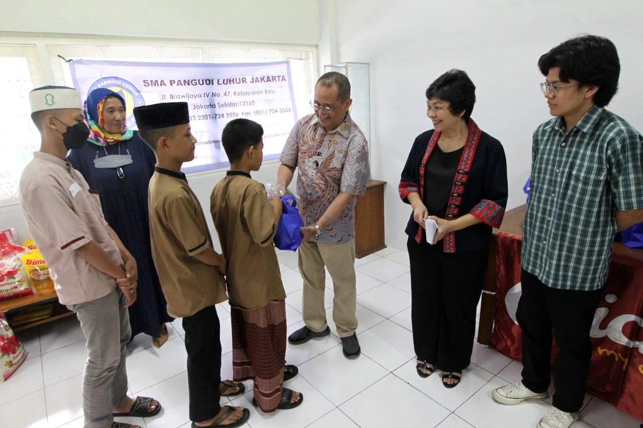Berbagi Kasih dan Kebaikan...