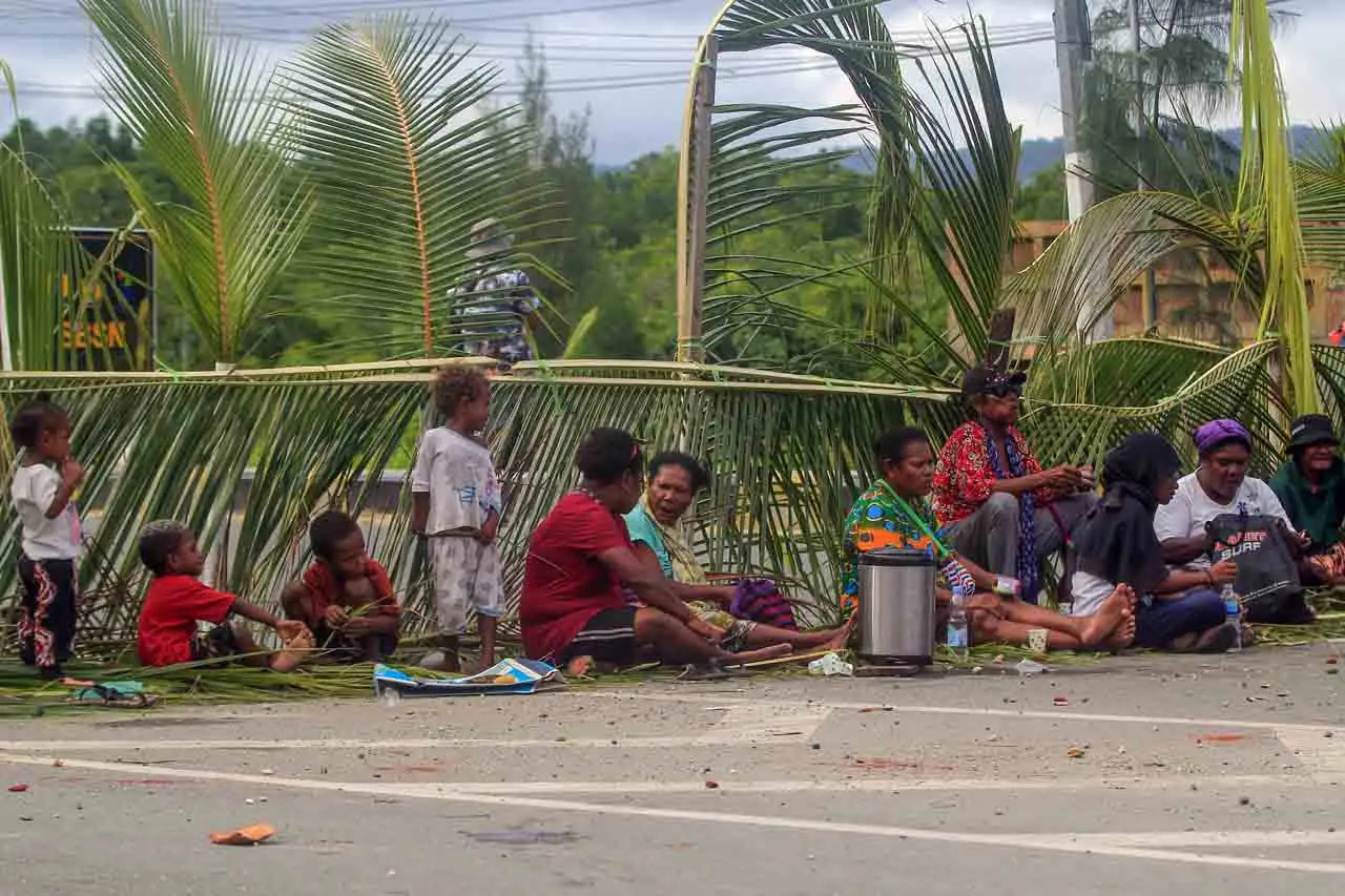 Warga Tutup Jalan Poros...