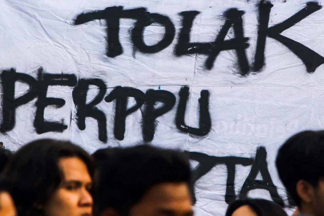 Mahasiswa Tolak Pengesahan...