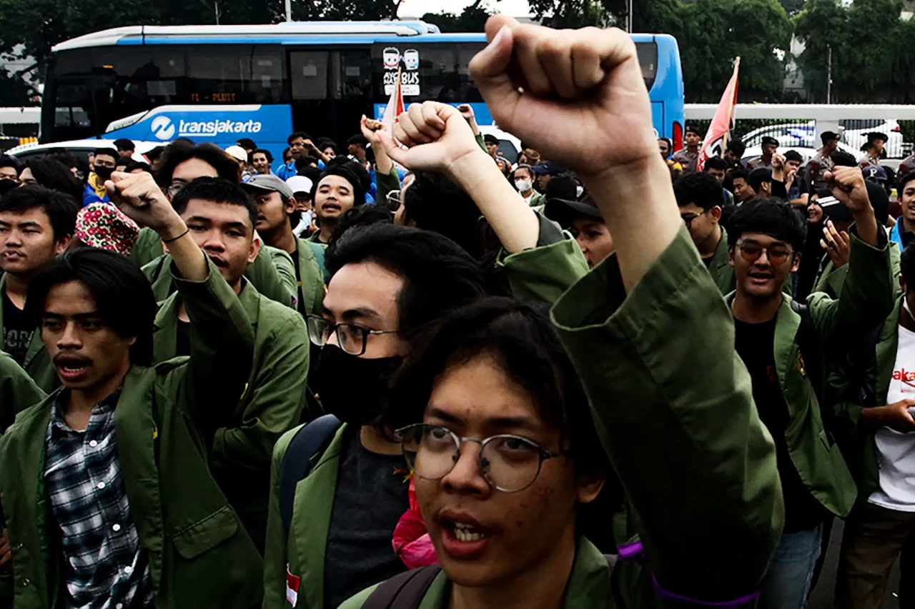 Mahasiswa Tolak Pengesahan...