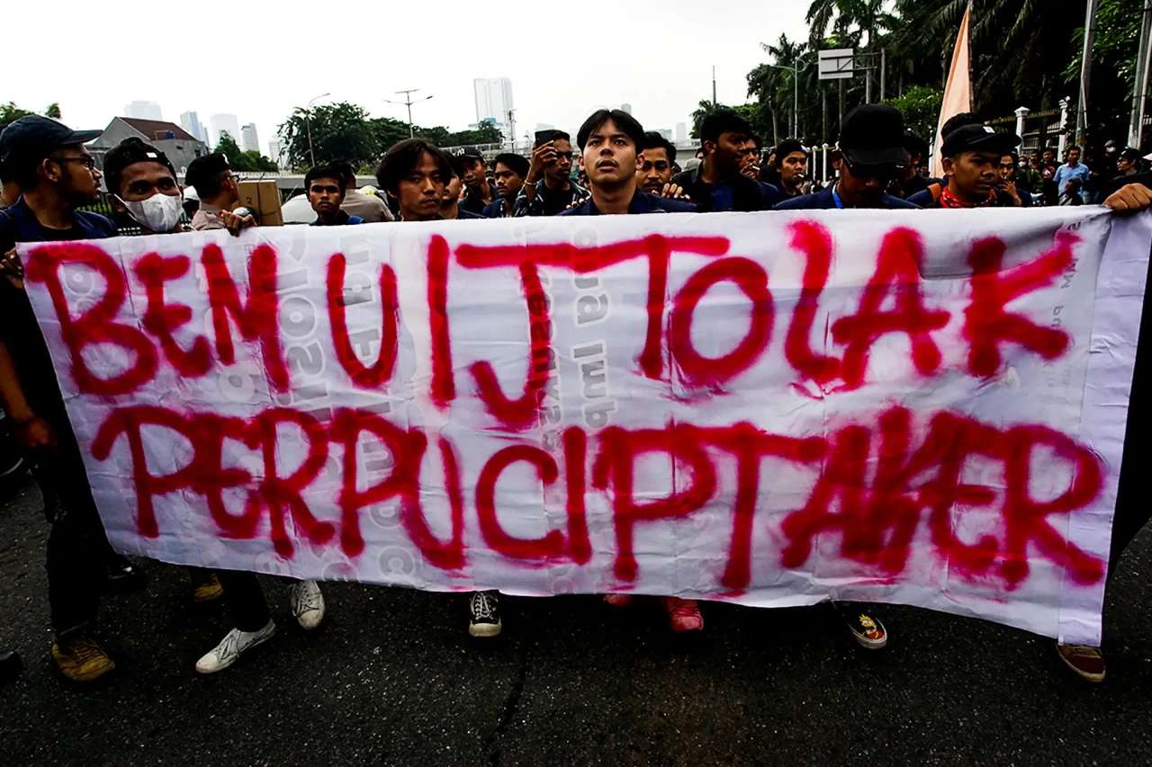 Mahasiswa Tolak Pengesahan...