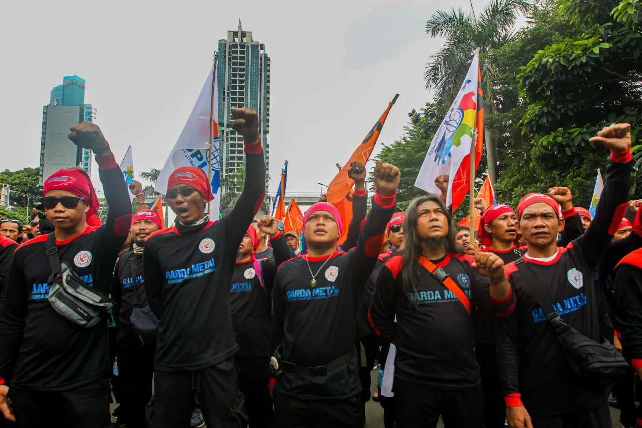 Ribuan Buruh Geruduk...