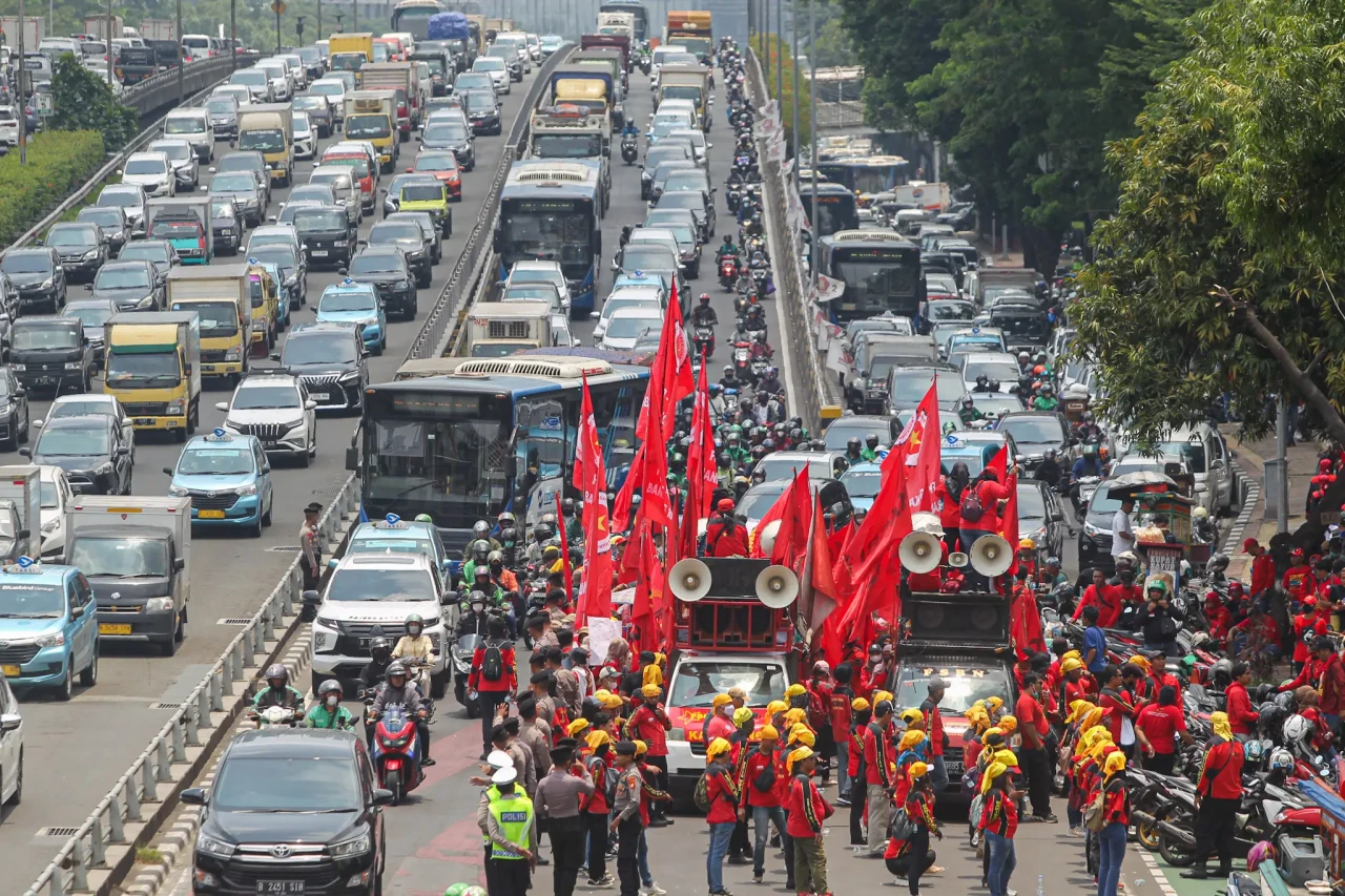 Ribuan Buruh Geruduk...