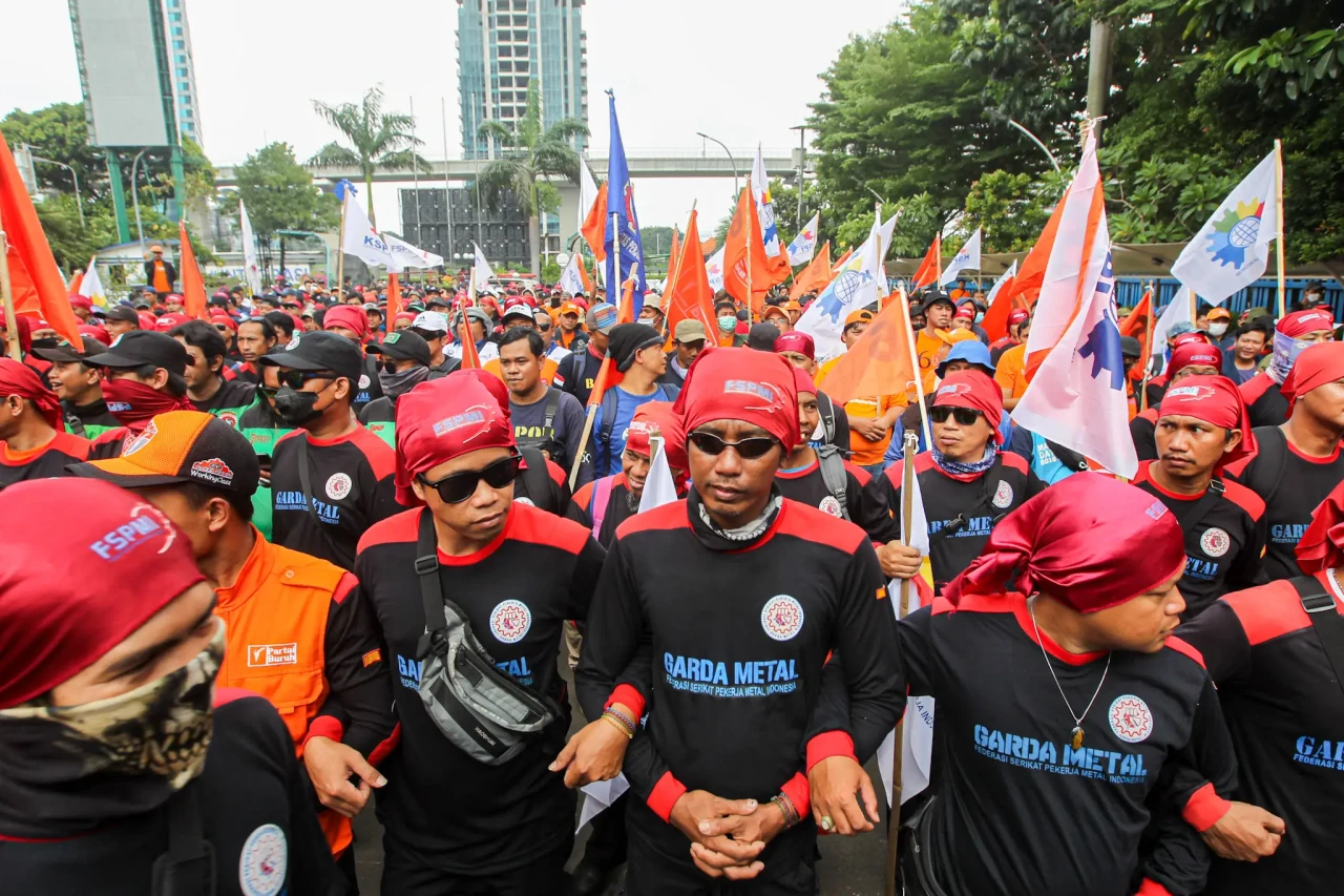 Ribuan Buruh Geruduk...