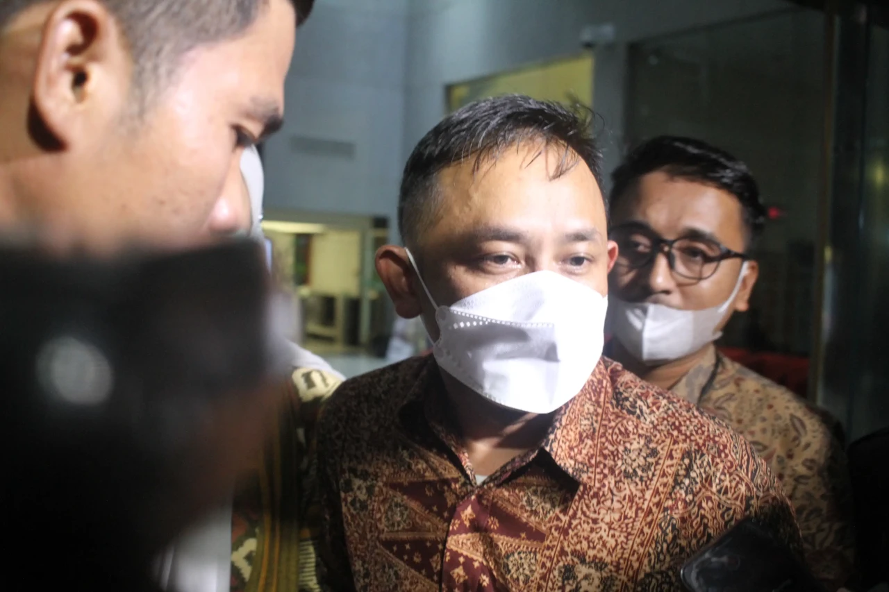Usai Diperiksa KPK 10...
