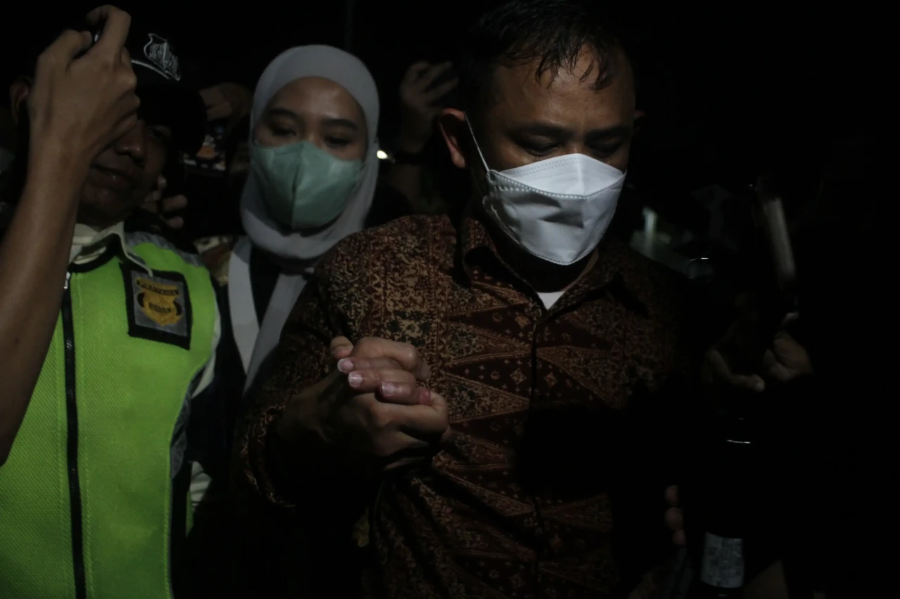 Usai Diperiksa KPK 10...