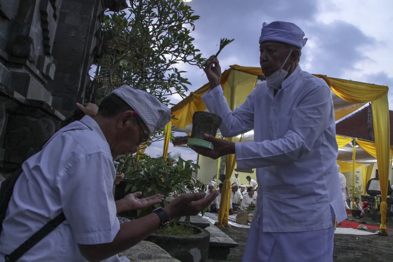 Umat Hindu Khidmat Ikuti...