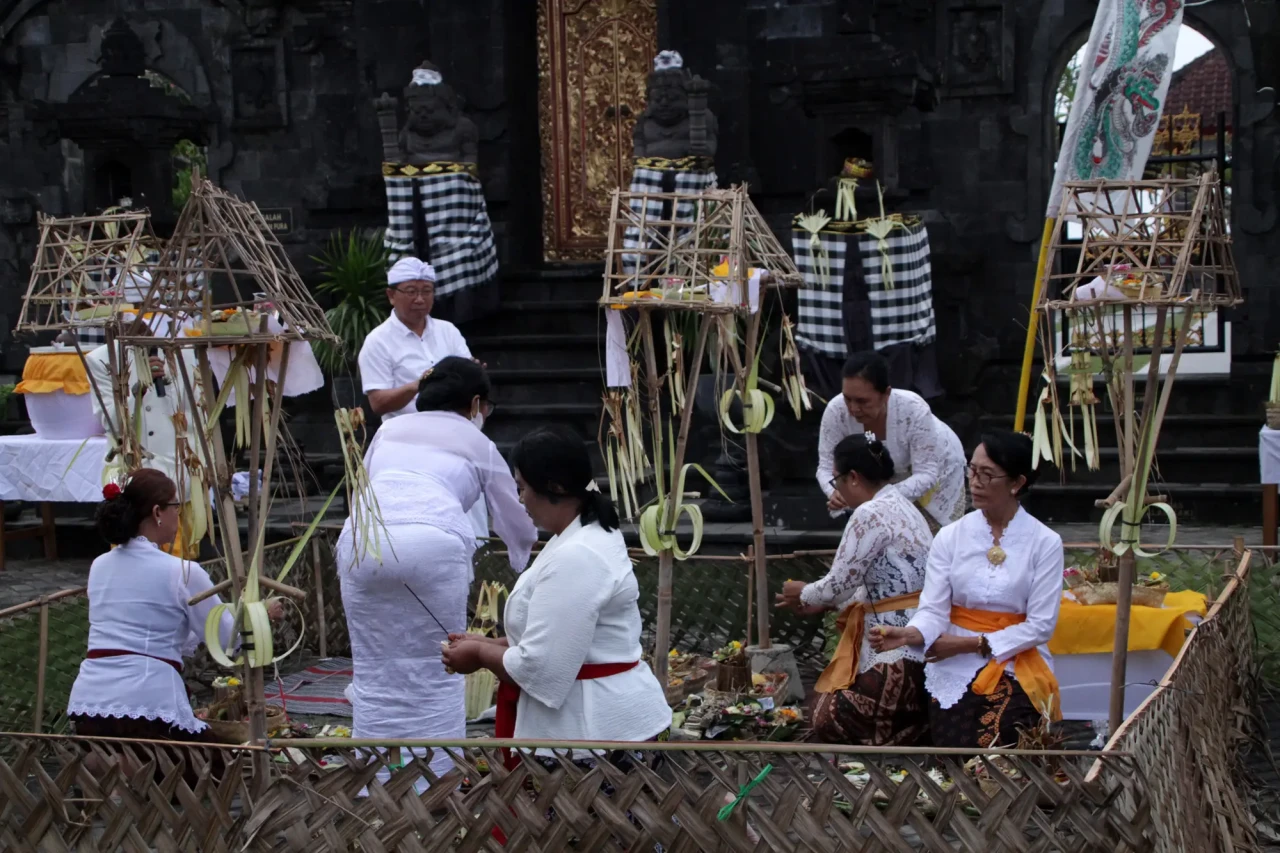 Umat Hindu Khidmat Ikuti...