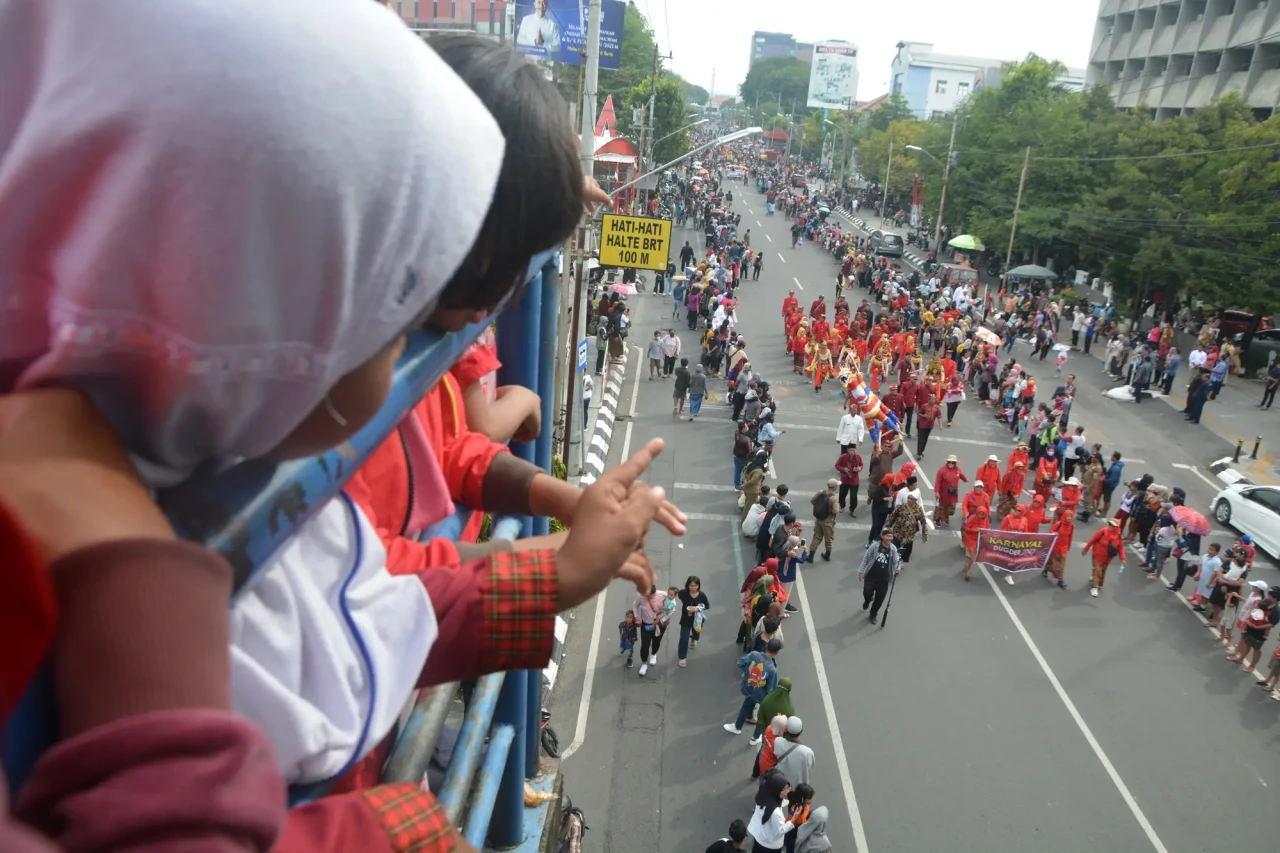 Potret Kemeriahan Kirab...