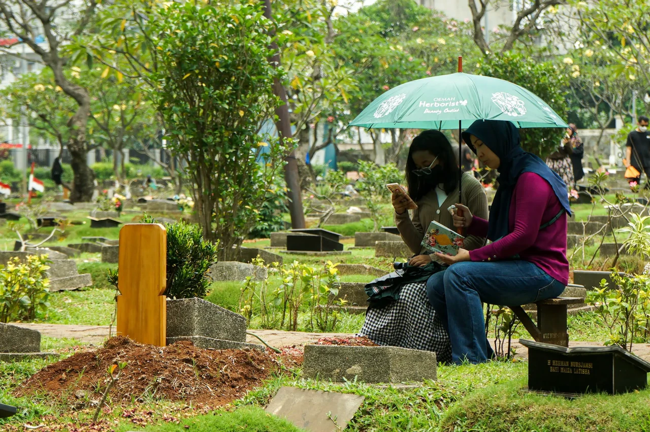 Tradisi Ziarah Makam...