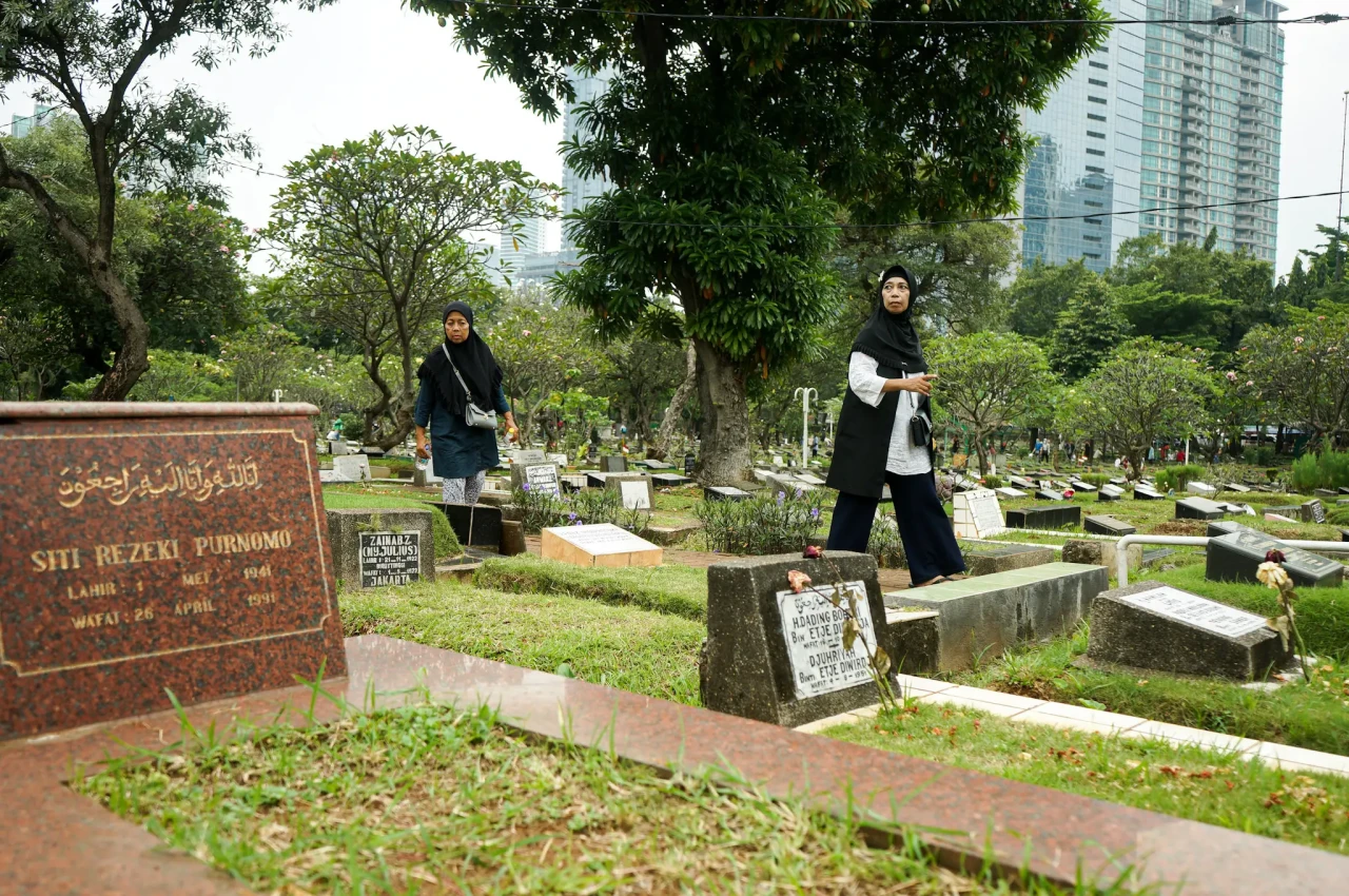 Tradisi Ziarah Makam...