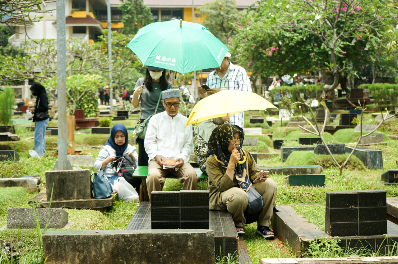 Tradisi Ziarah Makam...