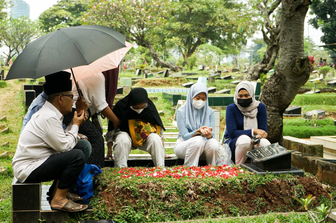 Tradisi Ziarah Makam...