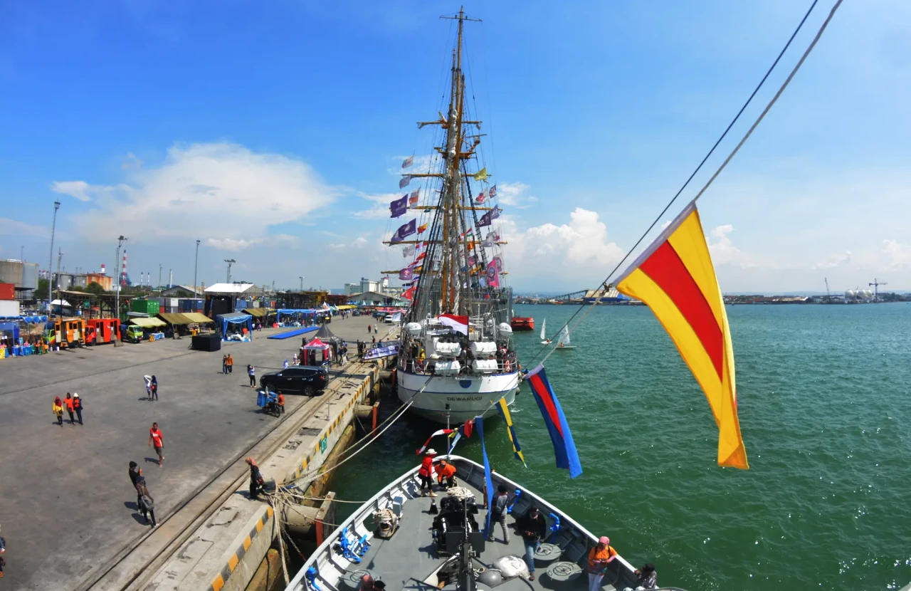 Menikmati KRI Dewaruci...