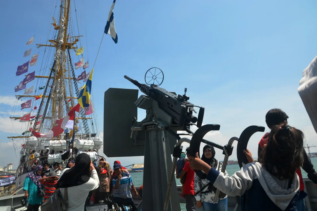 Menikmati KRI Dewaruci...